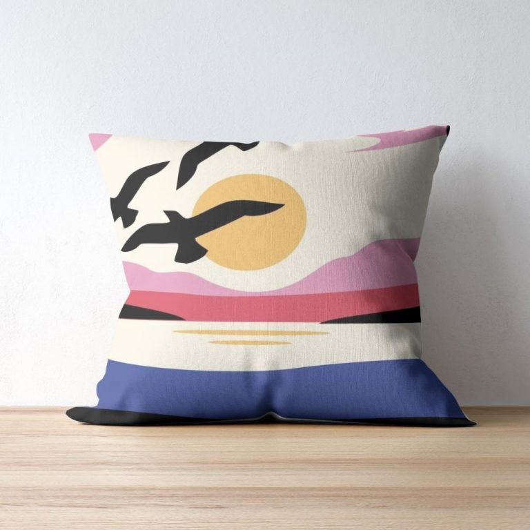 Bientôt disponible dans notre boutique en ligne : un coussin personnalisé aux couleurs de Gruissan !
