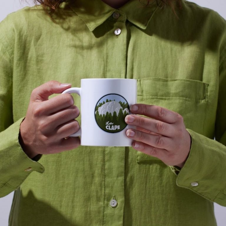 Nouveauté dans notre boutique : les mugs LA GRUISSANAISE aux couleurs de Gruissan !